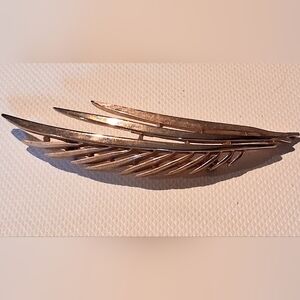 * Vintage Crown Trifari Gold Tone Leaf Like Pin Brooch
